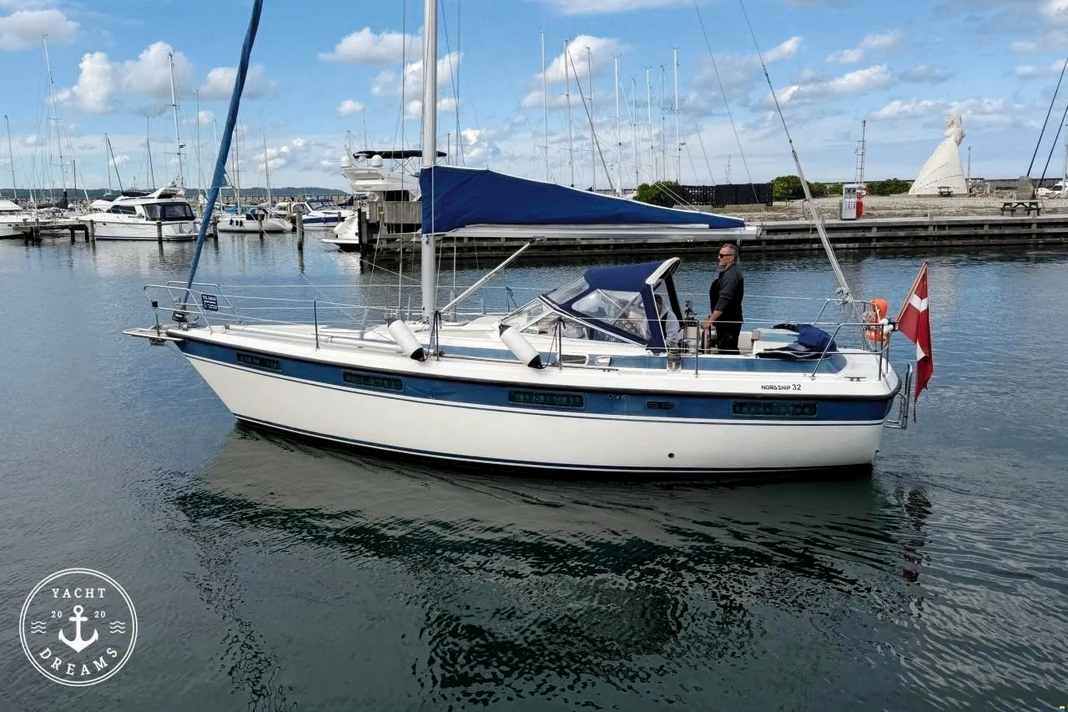 La Nordship 32 ha un profilo alto e compatto.