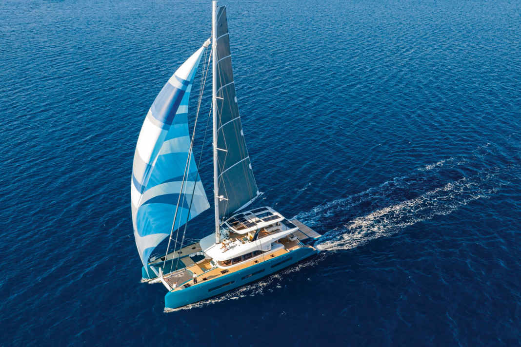 There are 337 square metres 
of sail. When running before the wind, the gennaker 
really gets the twin-hulled yacht up to speed.