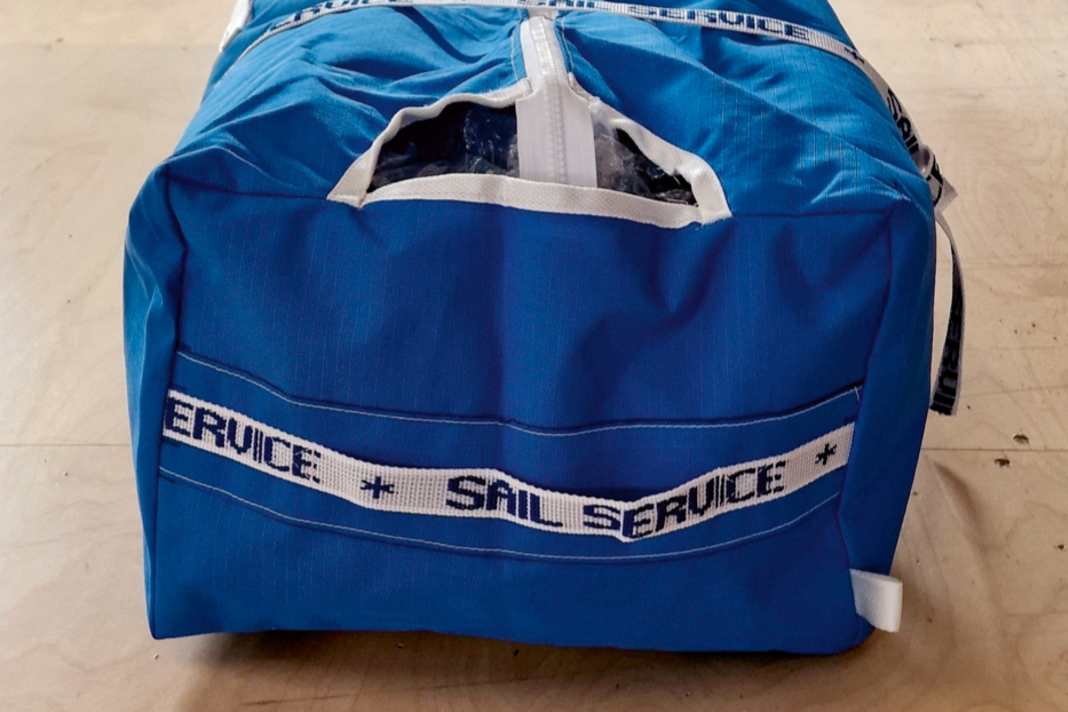 Ce sac à voile spécial est conçu pour rester longtemps à l'avant du bateau.