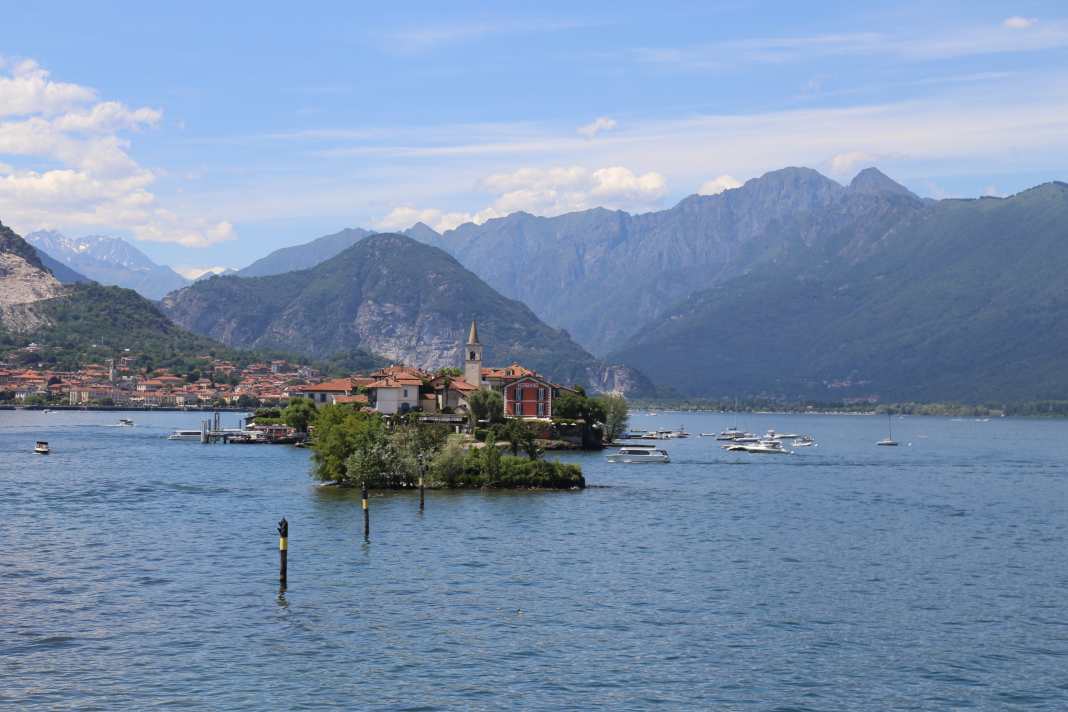 Blick von der Isola Bella auf die benachbarte Fischerinsel Isola dei Pescatori.