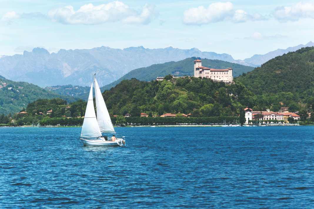 Rich in detail and panoramic views: the shores of Lake Maggiore are best appreciated from the water.