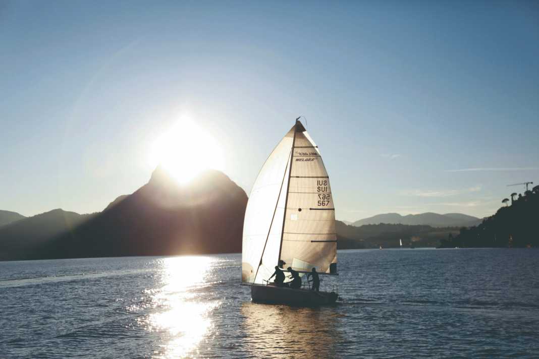 Evening atmosphere on the water: a brisk sail on Lake Lugano  
in the golden light of the setting sun.