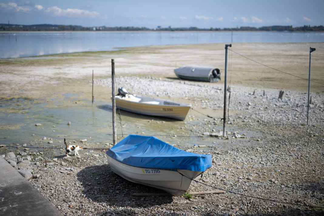 Cette photo prise samedi dernier, le 3 octobre 2026, montre l'Untersee, la partie occidentale du lac de Constance, à Ermatingen. Des bateaux gisent sur le fond asséché du lac. À Berlingen, on a enregistré le niveau le plus bas depuis le début des relevés, il y a 135 ans.