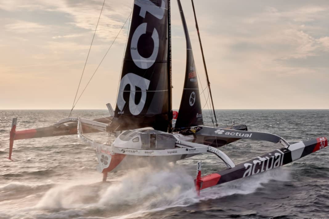 Dieses Boot hat 2017 mit Skipper François Gabart den bestehenden Rekord für Weltumsegelungen aufgestellt und nimmt jetzt mit Skipper Anthony Marchand an der Premiere der Arkea Ultim Challenge - Brest teil