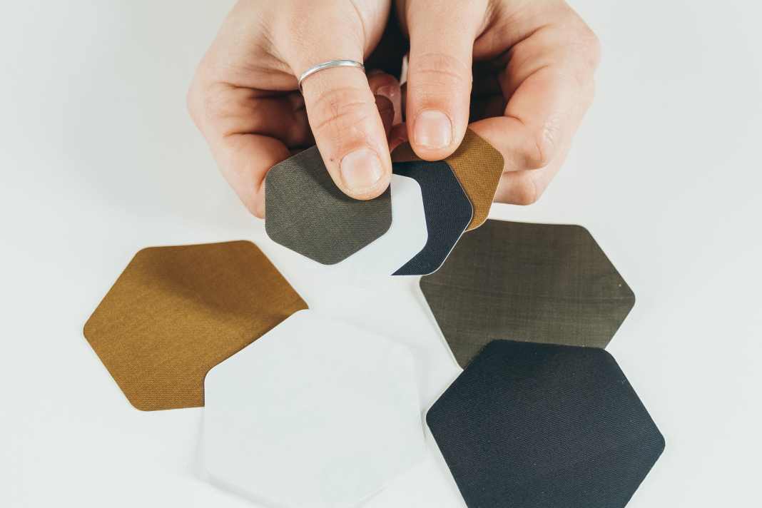 Le toppe esagonali sono autoadesive e disponibili in diversi colori.