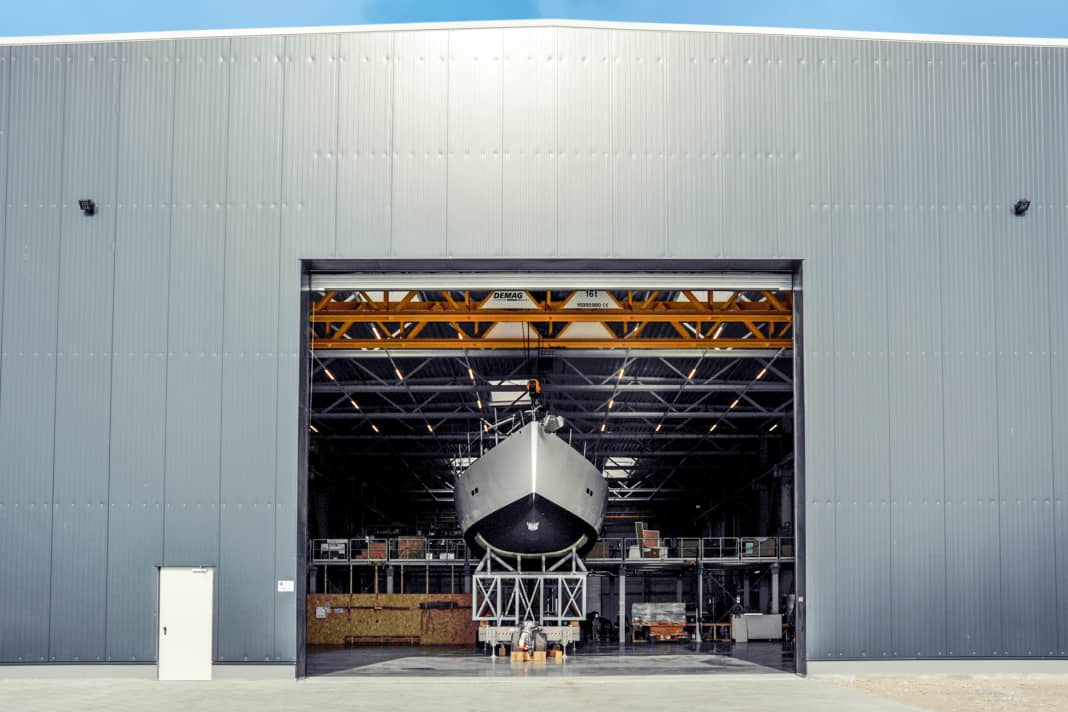 Out into the fresh air: construction number two of the Y8 waits in the 70 metre long hall for its transport to the nearby Baltic Sea, where the rig will also be set up