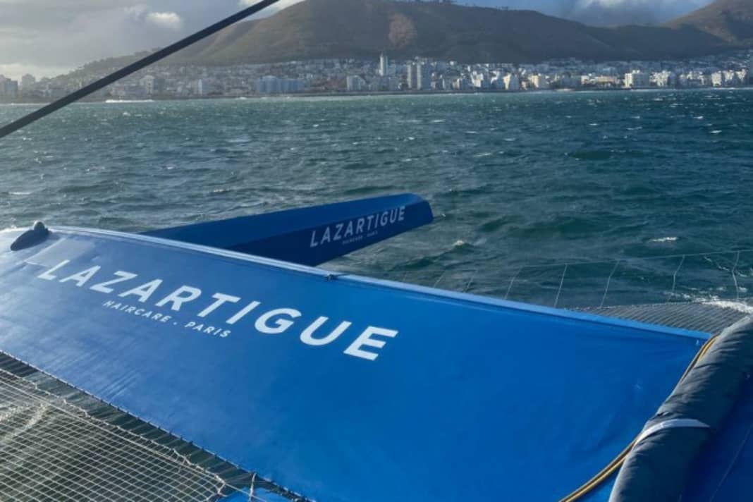 Geschafft: Tom Laperche hat nach seiner "Ufo"-Kollision Kapstadt mit demoliertem Boot erreicht. Hier will das Team den Schaden prüfen und über weitere Schritte entscheiden