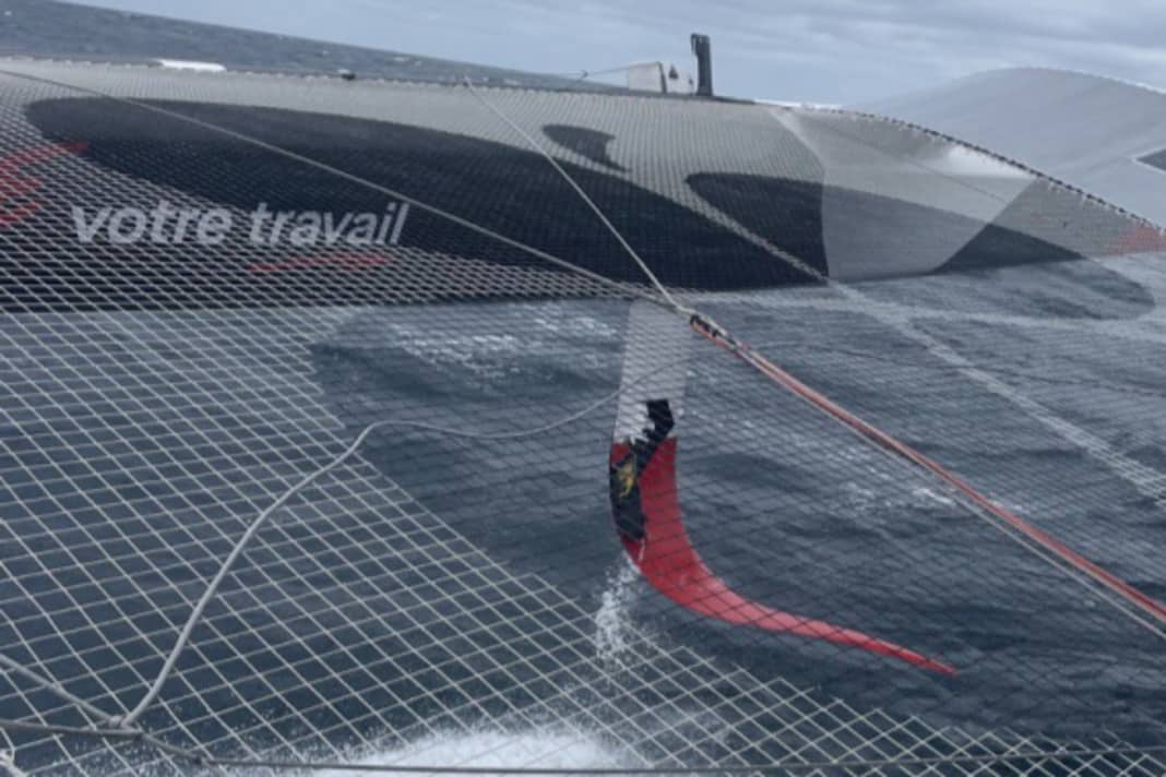 La lamina del porto di "Actual Ultim 3" danneggiata da una collisione