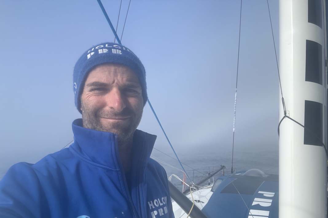 L'ancien navigateur de Boris Herrmann, Nico "The Brain" Lunven, a franchi la ligne d'arrivée de la Transat en 14e position, avec un beaupré cassé.