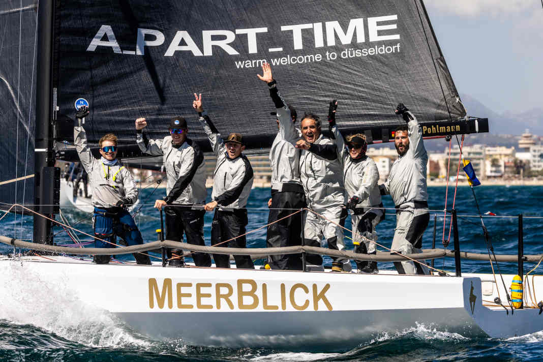 Die Crew der Cape 31 "Meerblick" jubelt über den PalmaVela-Sieg.