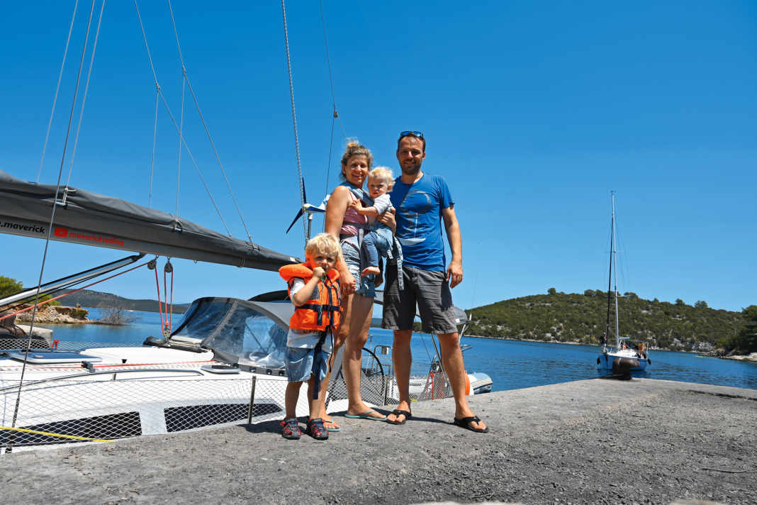 La famiglia Erdmann davanti al suo Delphia 33 "Maverick Xuma".