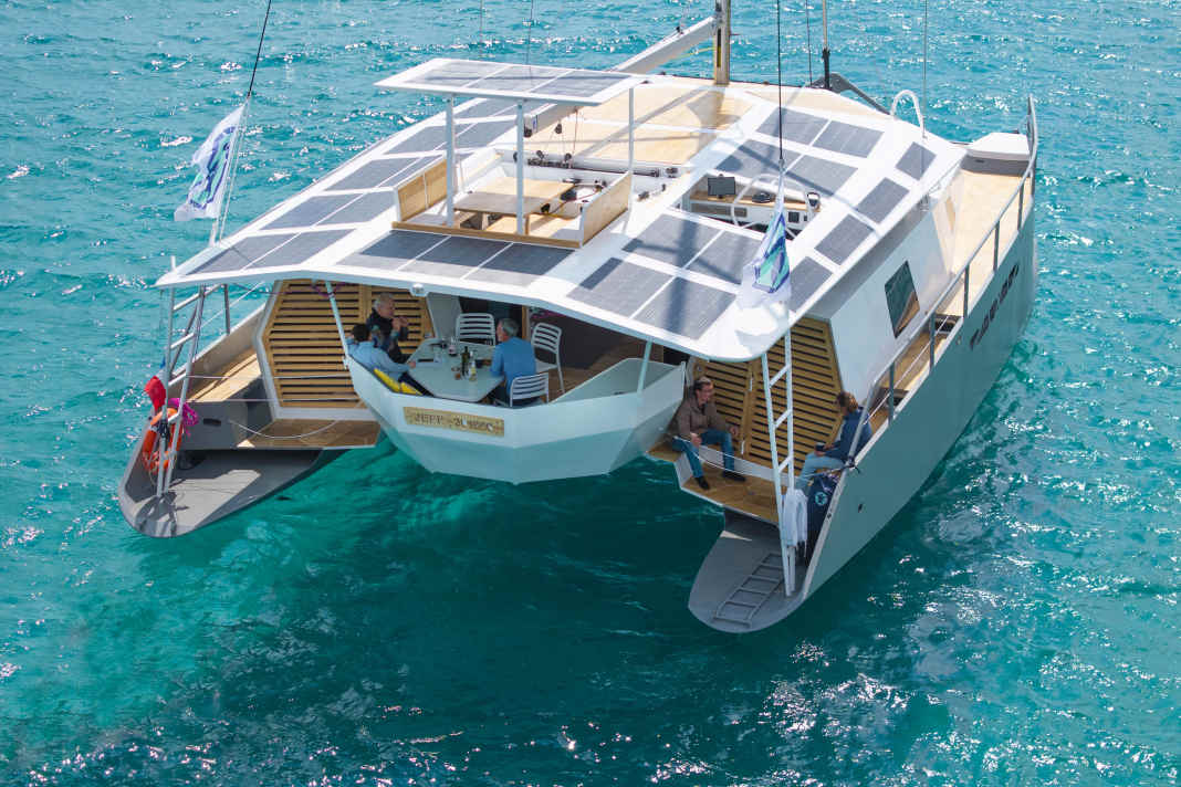 Tortue 147 : les lignes anguleuses de ce catamaran en aluminium de 15 mètres de long ont été imaginées par l'architecte d'intérieur Jean-Michel Kalfon. Dans le nid du cockpit se trouvent des chaises en aluminium d'EGO Paris.
