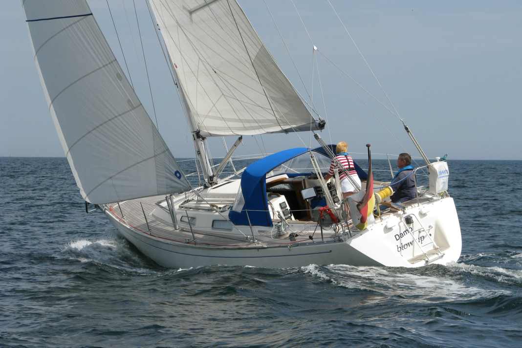 Plus de 17 mètres de hauteur de mât et une surface de voile importante garantissent le plaisir de naviguer, à partir de 3 Beaufort, le foc auto-vireur suffit.