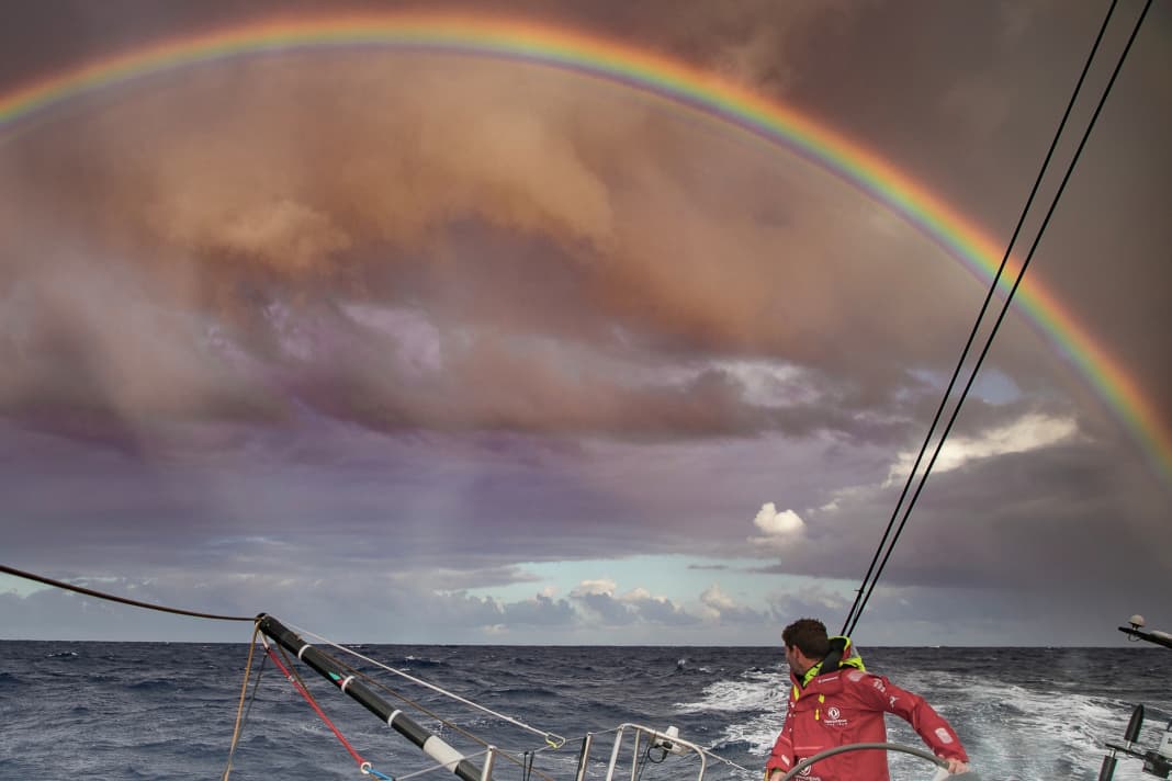 Rétrospective de l'année 2017 : ici, le futur vainqueur de l'Ocean Race et skipper de Dongfeng Charles Caudrelier regarde en arrière sur un magnifique arc-en-ciel