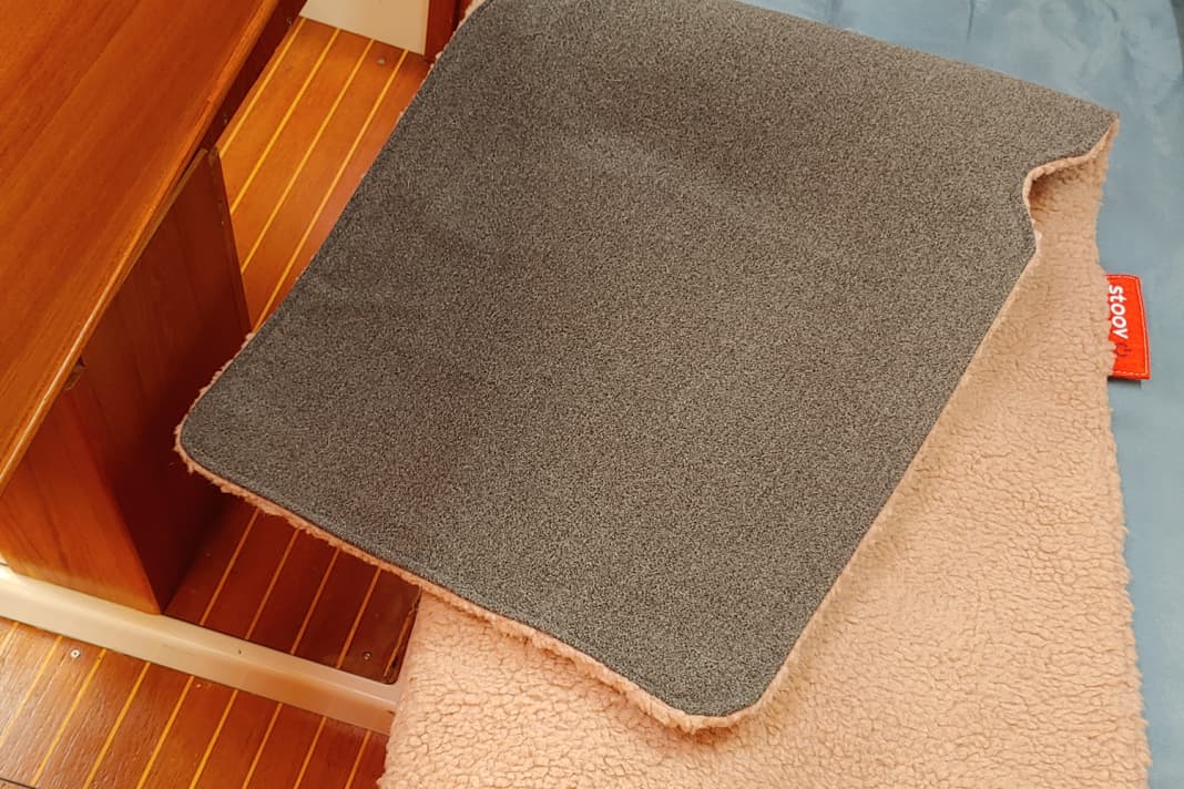 Die wollige Textur gehört zur Hülle, das eigentliche Heizelement kann zum Waschen entnommen werden