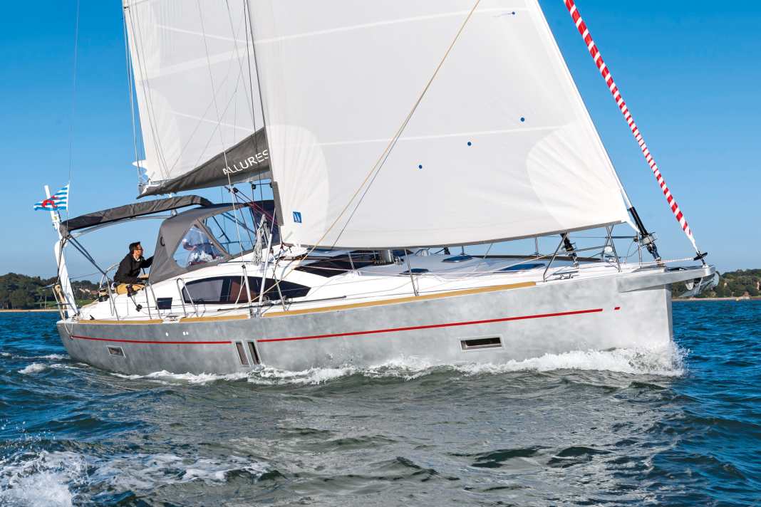 Allures 39.9: lo scafo è in alluminio, la coperta in vetroresina. Il robusto deck saloon yacht francese è dotato di una chiglia inclinata integrale.