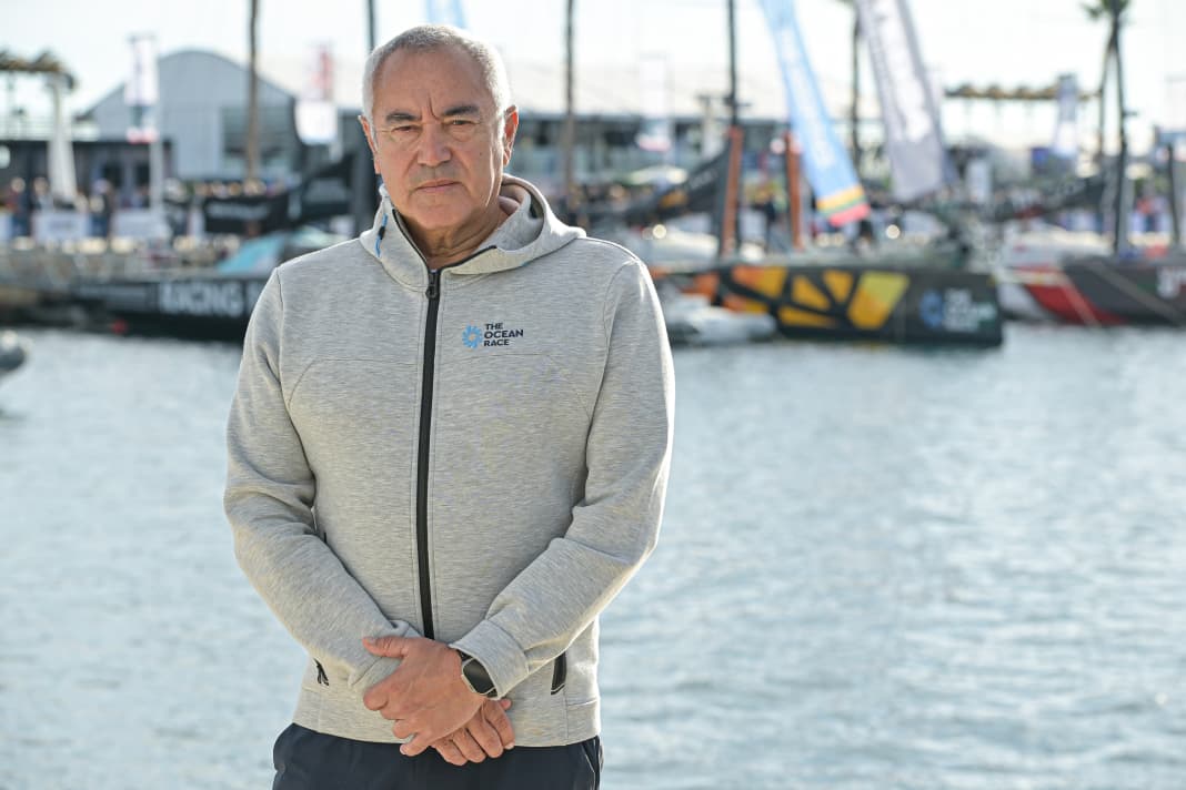 Le directeur de course Phil Lawrence devant la flotte qu'il dirige avec son équipe