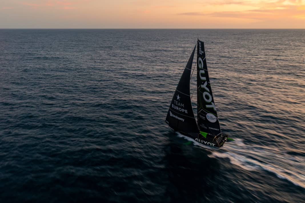 Die Imoca vom Team Guyot wurde 2015 für die Vendée Globe 2016 als "Hugo Boss" für Alex Thomson gebaut. Sie ist das mit Abstand älteste Boot der Ocean-Race-Flotte, galt aber bislang als solide und gut erprobt