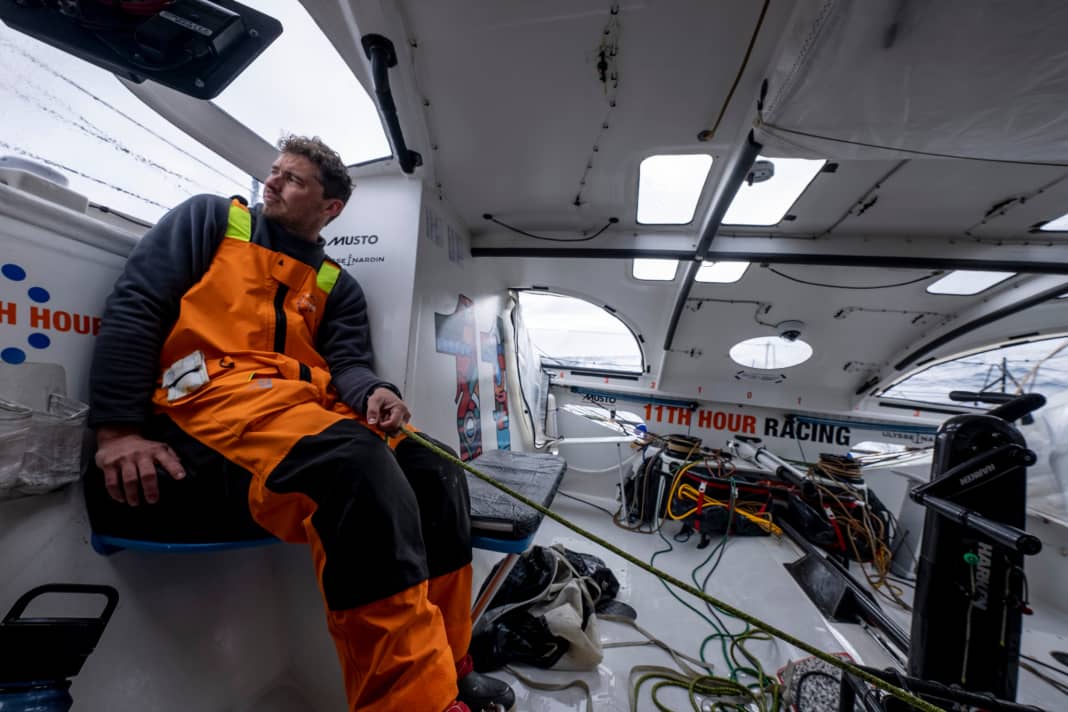 Jack Bouttell hat auf "Mālama" das Großsegel für das US-Team 11th Hour Racing unter Kontrolle