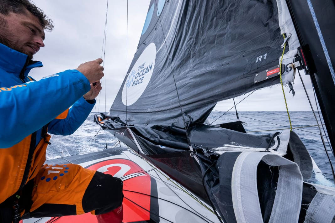Böse Überraschung für Charlie Enrights Team 11th Hour Racing: Ein riesiger Riss im Großsegel stellt das Weitersegeln in Frage