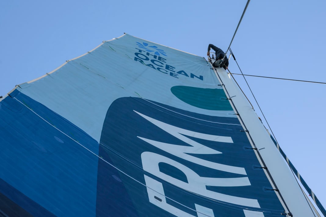 "Biotherm"-Skipper Paul Meilhat arbeitet im Mast