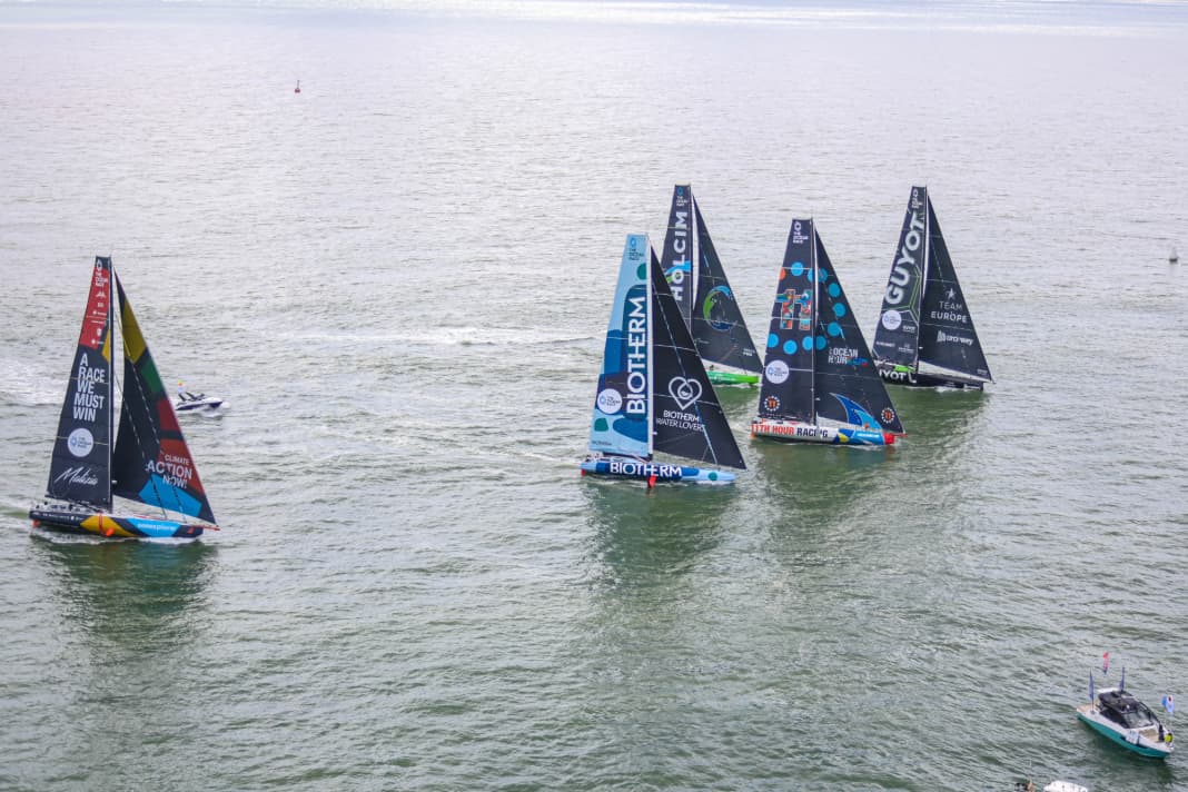 Poco prima della partenza, si può già notare che "Guyot" e il team statunitense 11th Hour Racing hanno le prue abbastanza avanti. Entrambi dovranno correggere le loro partenze anticipate poco tempo dopo
