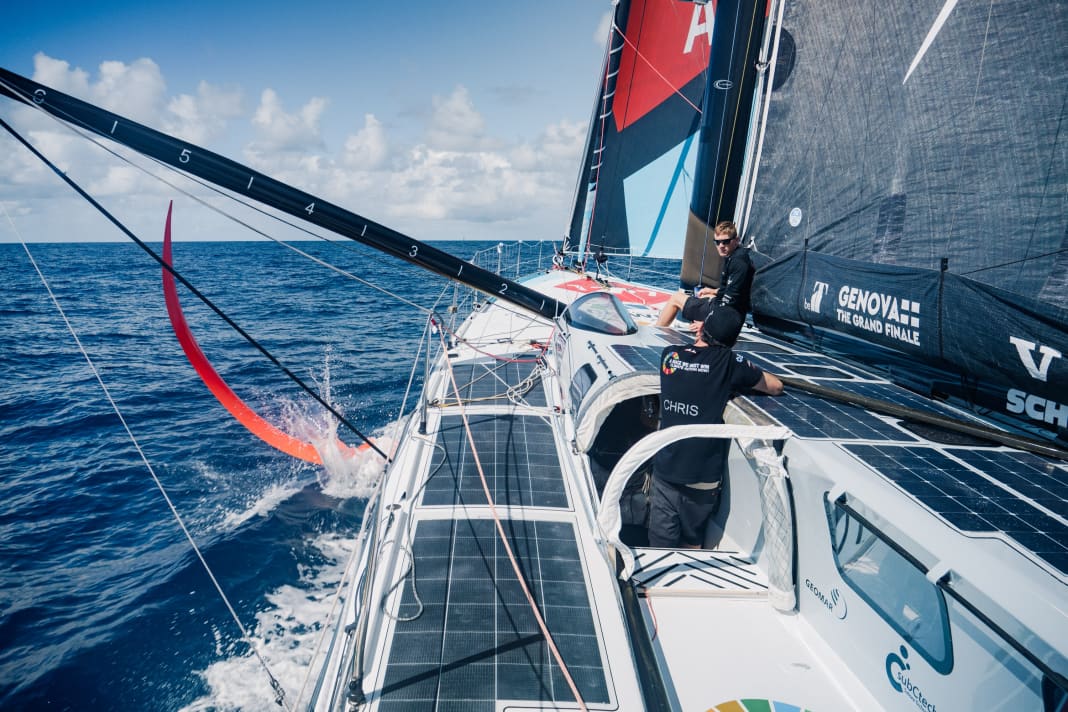 Le skipper de l'étape de Team Malizia, Will Harris, sur le pont