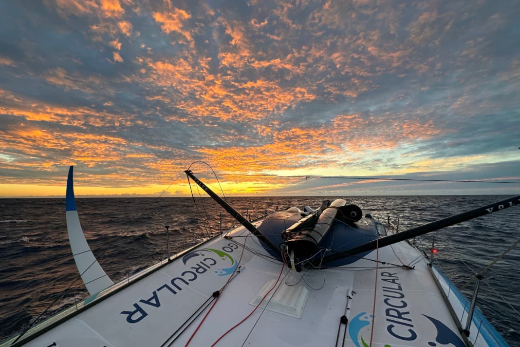Der Hintergrund wunderschön, der Vordergrund eher weniger: Der Mast der The- Ocean-Race-Gesamtführenden "Holcim – PRB" ist am Donnerstag gebrochen