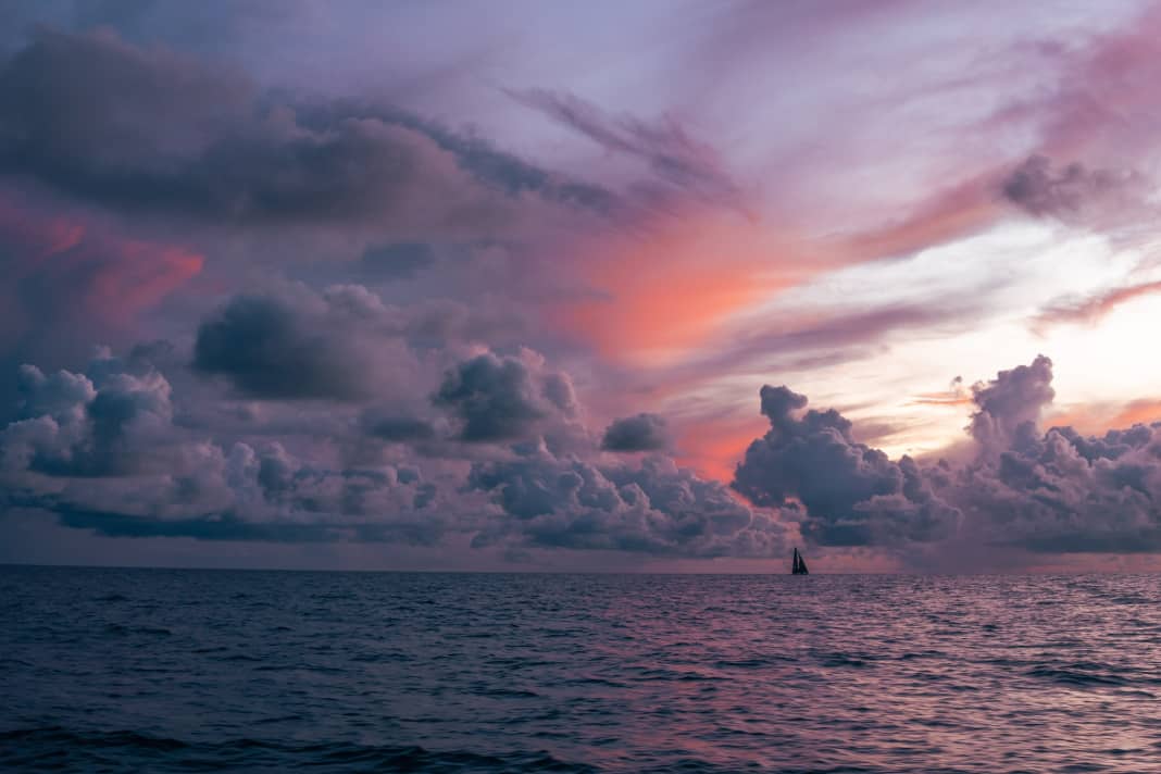 Duel against a magnificent backdrop: Team Malizia's on-board reporter Antoine Auriol photographed the rivals from Team 11th Hour Racing on the horizon