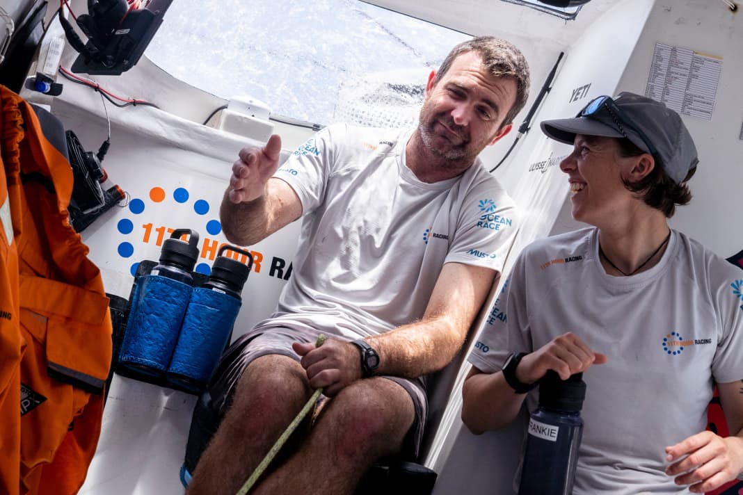 Skipper Charlie Enright und Francesca Clapcich im Gespräch auf "Mālama"