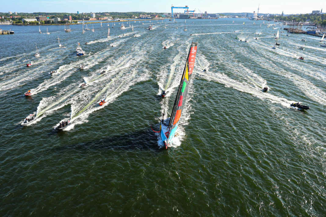 So spektakulär ging es beim Fly-By im Ocean Race am 9. Juni 2023 in Kiel zu, als Boris Herrmanns Team Malizia in die Förde preschte.