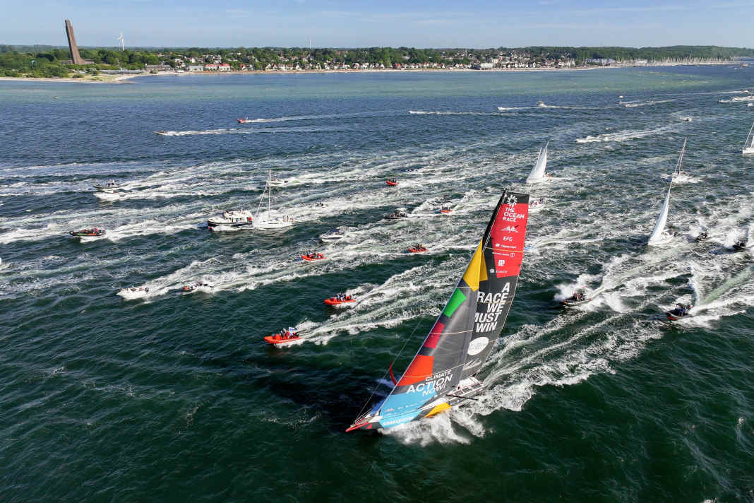 Scène inoubliable du fly-by de l'Ocean Race 2023, lorsque l'équipe Malizia de Boris Herrmann a fait mousser le fjord de Kiel.