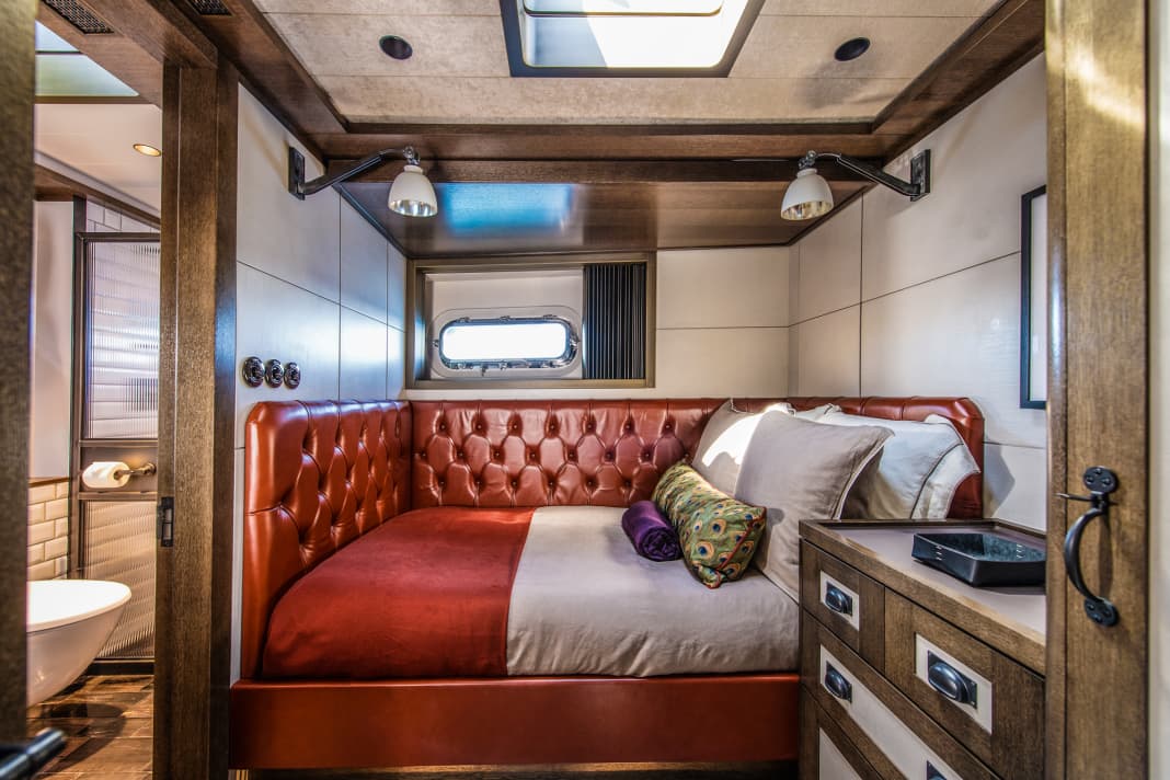 Decors: Two out of four guest cabins offer double beds