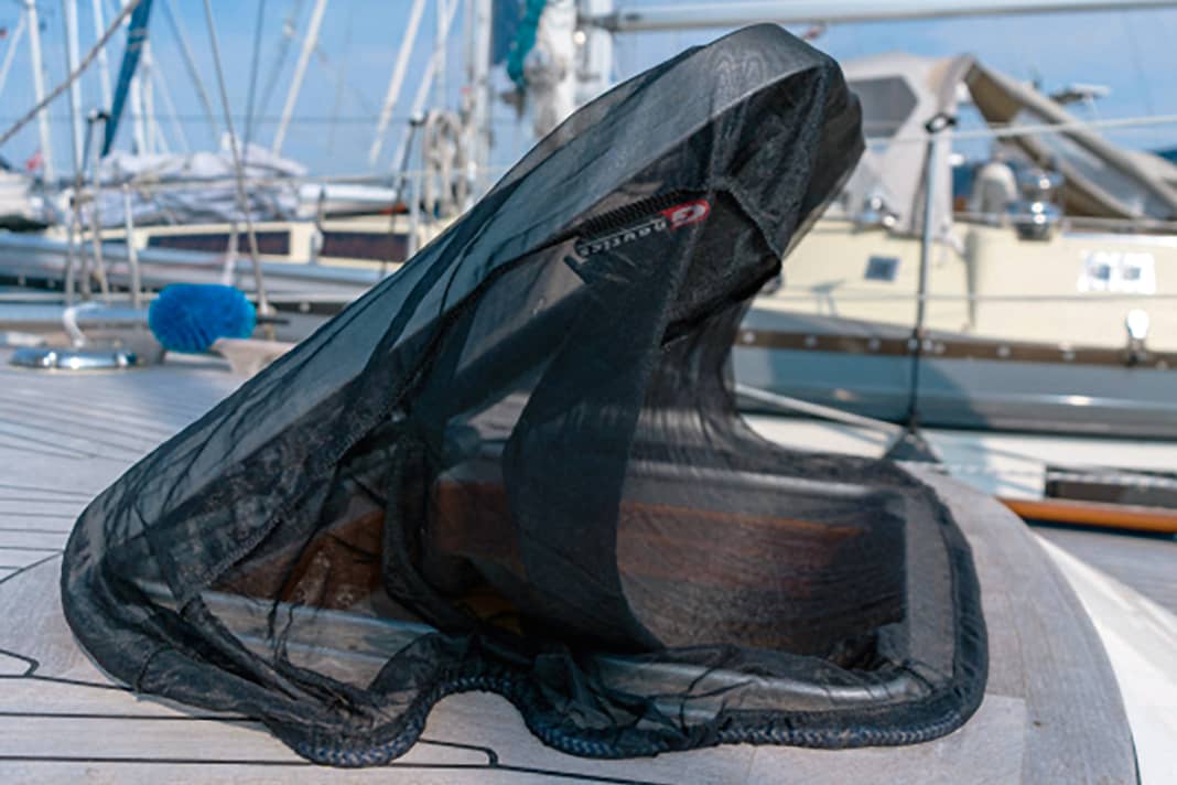 La zanzariera viene semplicemente infilata sopra il portello.