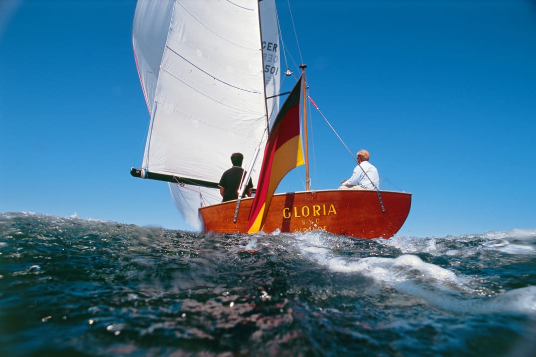 Inebriante. Lo scafo piatto da crociera per dinghy si rivela perfetto quando si naviga sotto la randa.