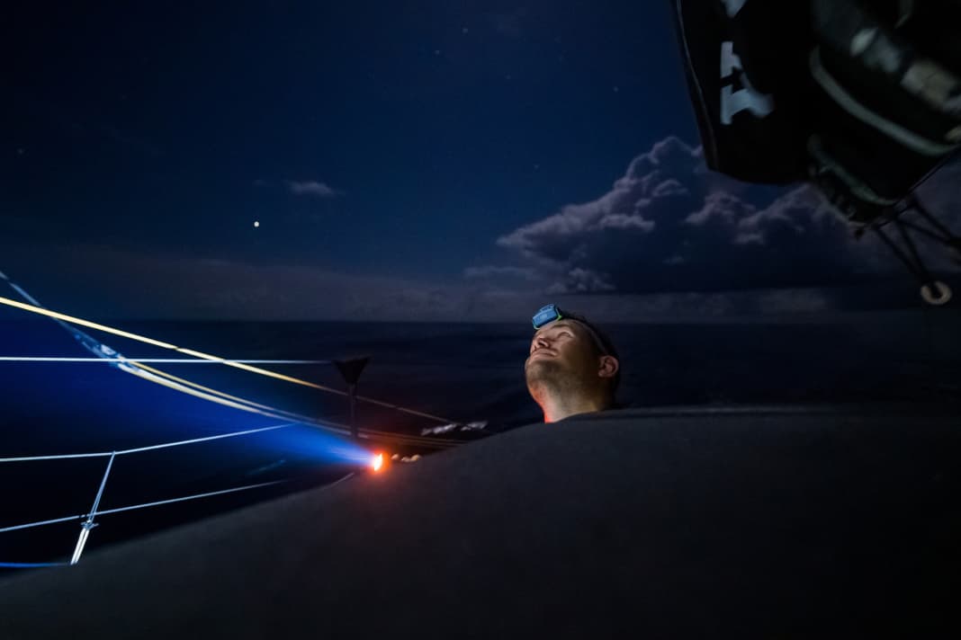 "Guyot"-Segler Phillip Kasüske wirft einen Blick nach oben | Charles Drapeau/Guyot Environnement – Team Europe/The Ocean Race