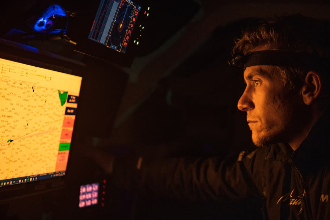 Lo skipper di "Malizia - Seaexploer" Will Harris studia le previsioni | Antoine Auriol/Team Malizia/The Ocean Race