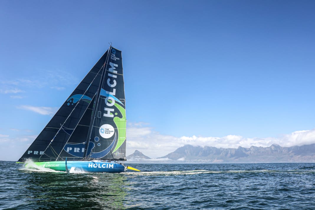 Winner with a lead of just a few minutes after almost 18 days at sea: Kevin Escoffier's "Holcim - PRB"