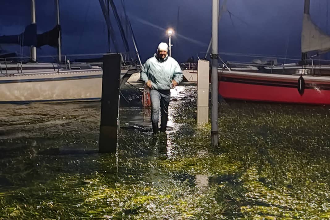 Mit dem Wasser kommen Algen und Müll: Strande bei Nacht