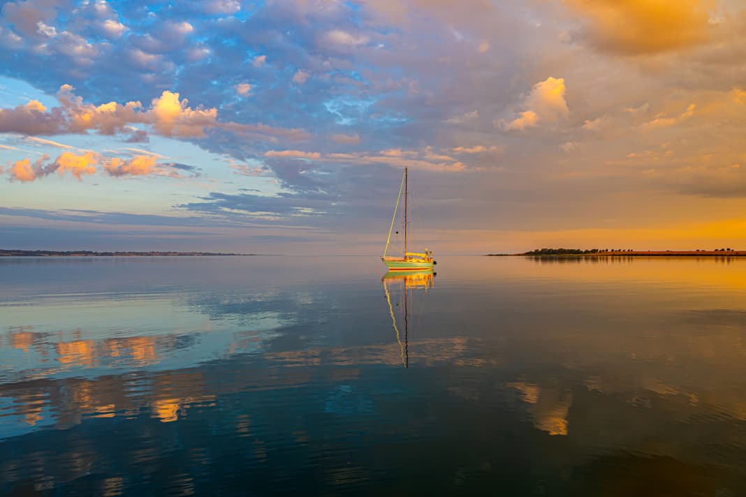 Perfektes Idyll – Leser Irk Boockhoff hat die Stille und die Farben früh morgens vor Ærøskøbing für den YACHT-Fotowettbewerb eingefangen