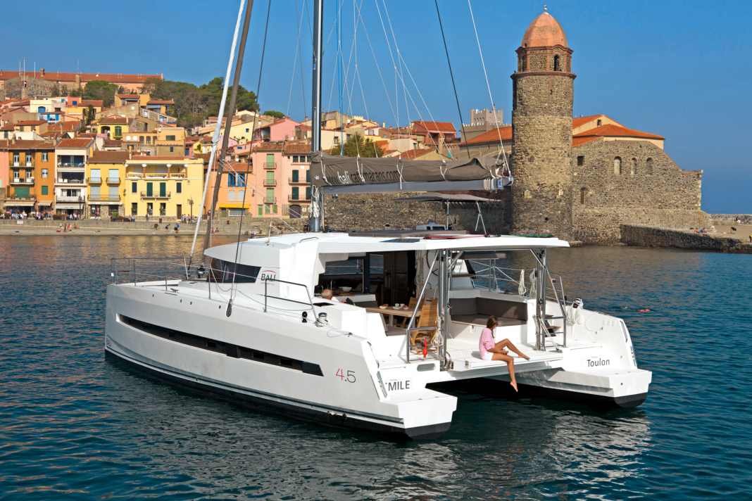 Bali 4.5: Wheel halfway up on starboard or optionally on flybridge. Front cockpit and lounge, no trampoline. Rig concept comparable with Lagoon. Many interior variants.