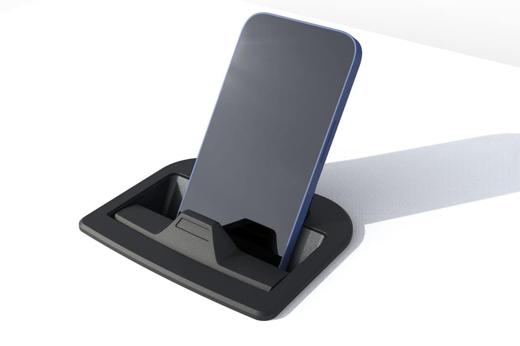 Le smartphone est placé en toute sécurité dans une cavité et est maintenu par un système de verrouillage, ainsi que magnétiquement. Le chargement se fait sans fil par induction.