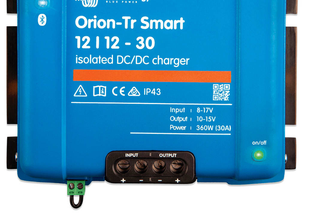 Victron Orion-Tr Smart: il dispositivo può essere monitorato e programmato tramite Bluetooth. Sono disponibili due modelli con corrente di carica di 18 A e 30 A nella gamma dei 12 volt, ma è possibile collegare più dispositivi in parallelo per aumentare la potenza totale. Prezzo del modello da 30 A: circa 260 euro. Ulteriori informazioni: www.victronenergy.de