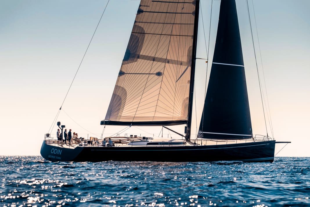 In Lauerstellung: Die Germán-Frers-Konstruktion spielt ihre Stärken ab zehn Knoten Wind aus. Dann sind 15 Knoten Speed möglich. Den 51 Meter hohen Southern-Spars-Mast halten Backstagen mit Deflektoren