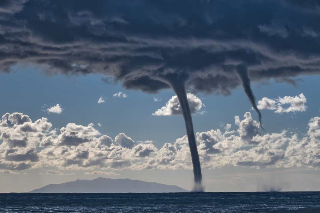 Forces naturelles extrêmes - comment se forment les trombes d'eau et comment faut-il réagir sur l'eau ?