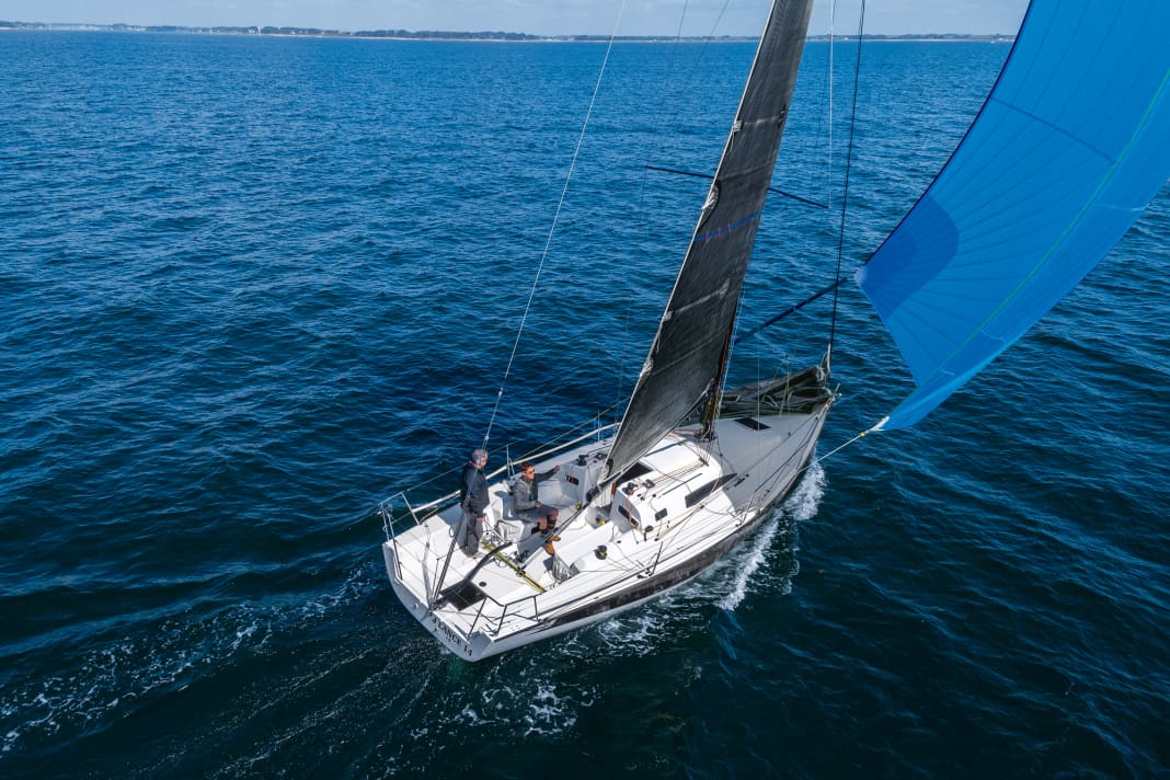 Les lignes de la construction sont moins radicales que celles de la concurrence. L'arrière reste relativement mince - typiquement J