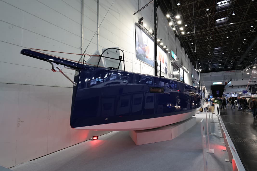 Bompresso lungo e gambo negativo. Gli yacht RM sono noti per il loro orientamento alle prestazioni.