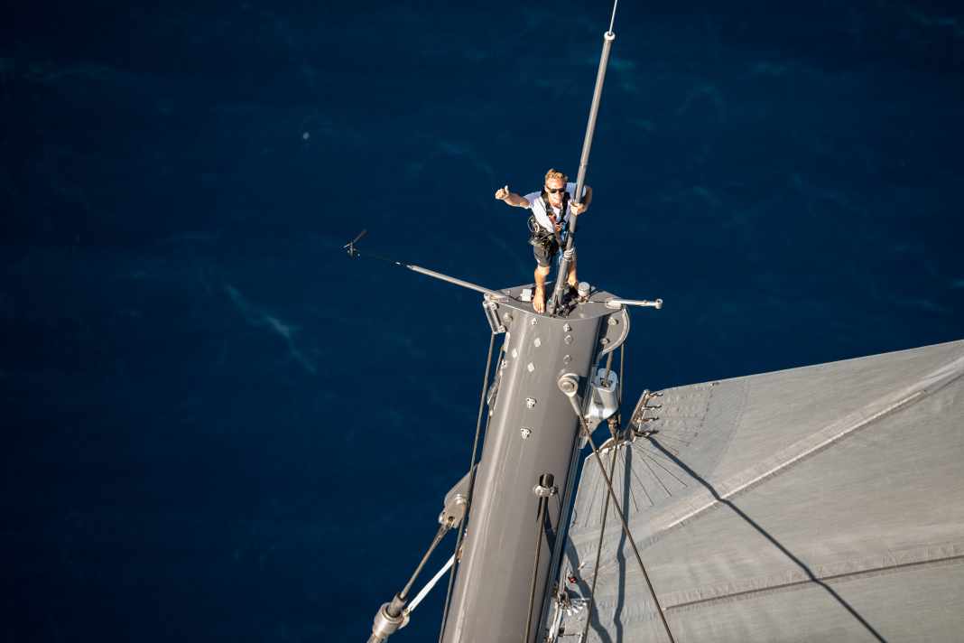Was ein Ausguck! Eine Deckhand auf dem 75 Meter hohen Mast der 58-Meter-Slup „Ngoni“,  ebenfalls von Royal Huisman. Der Mast von Projekt Noir wird 18 Meter höher in den Himmel ragen.