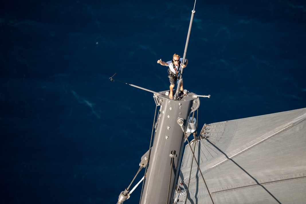 What a lookout! A deck hand on the 75-metre high mast of the 58-metre "Ngoni", also from Royal Huisman. The mast of Projekt Noir will rise 18 metres higher into the sky.