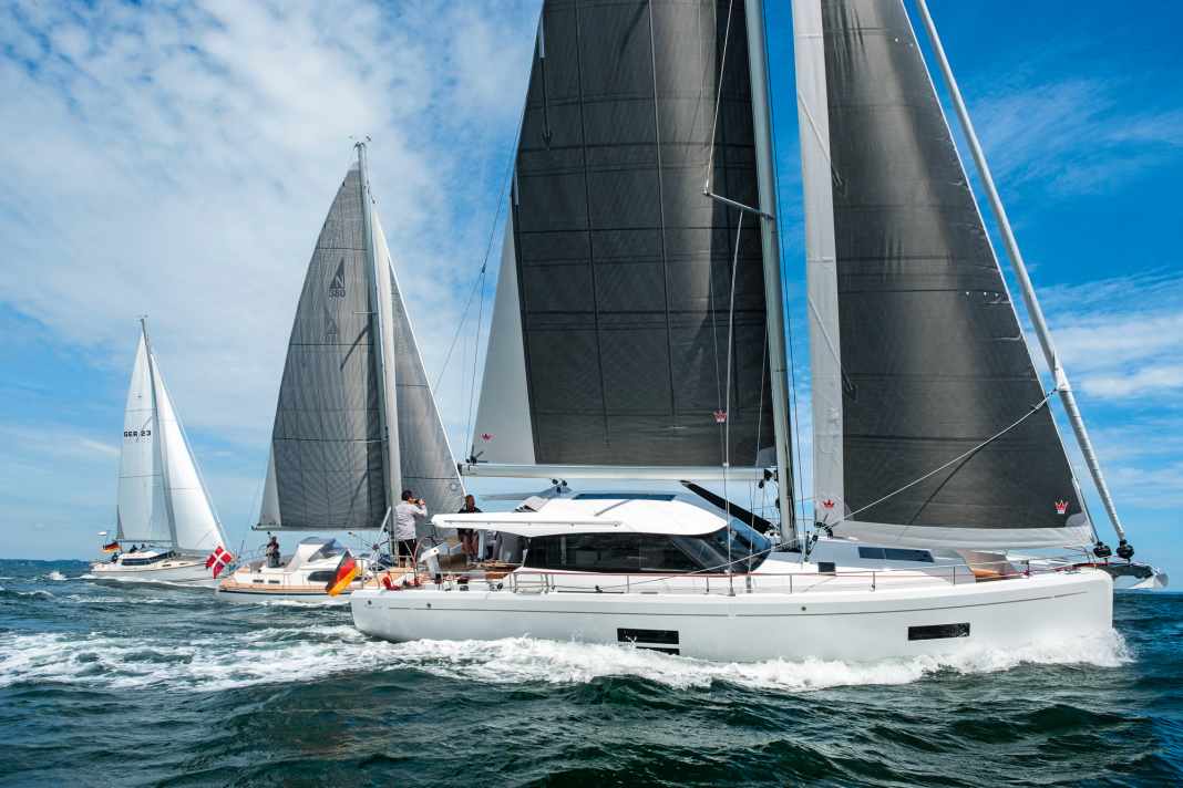 Alignés les uns à côté des autres. Les trois yachts de comparaison lors du test de groupe dans la baie de Neustadt. Tous les bateaux ont du potentiel au vent, mais il y a des différences